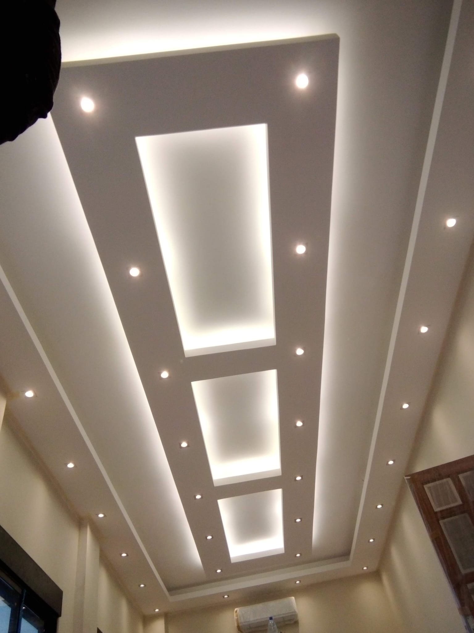 Deckendesign mit Beleuchtung